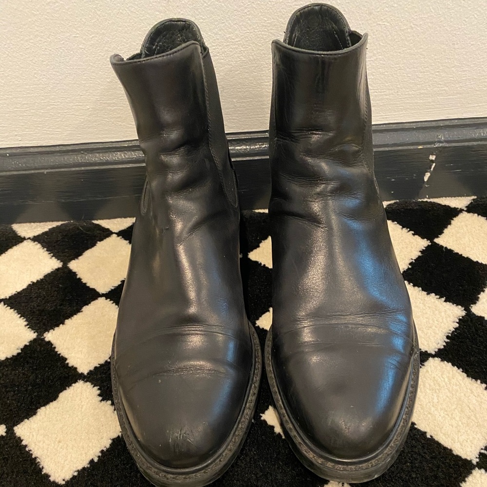 Stuart Weitzman Gobi Chelsea Bootie Size 9